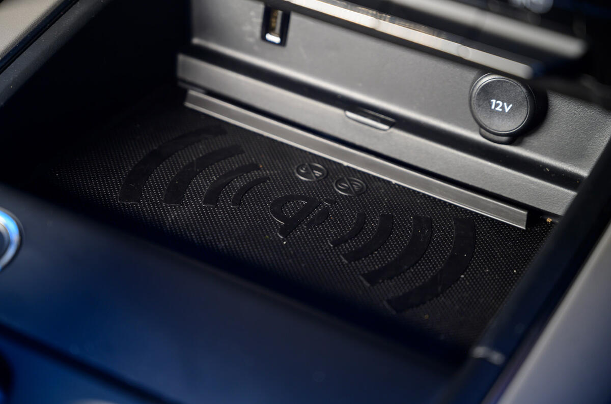 15 Citroen C5 Aircross Hybrid 2021 Long term review wireless charger