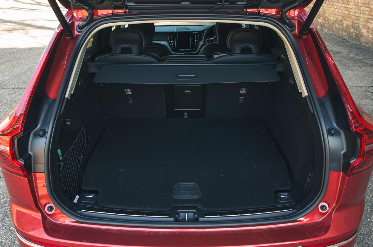 15 Volvo XC60 Recharge 2021 LT boot