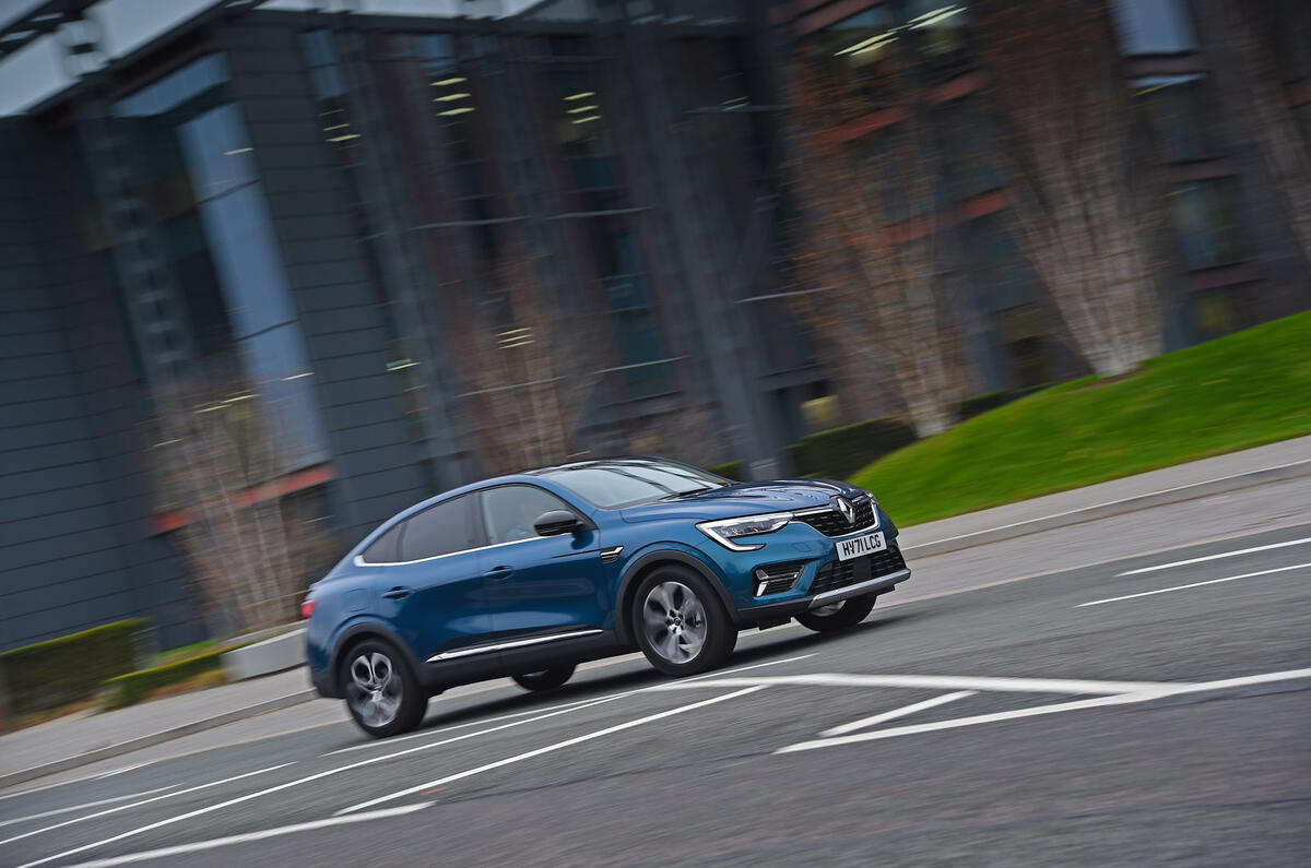 16 Renault Arkana 2022 long term review on road side 16 Renault Arkana 2022 long term review on road side