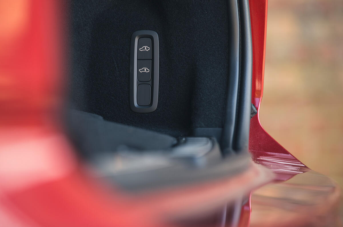 16 Volvo XC60 Recharge 2021 LT boot controls