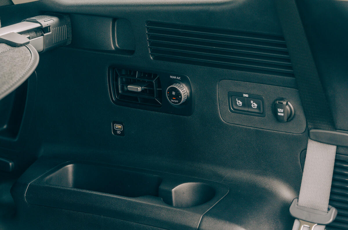 19 Kia Sorento PHEV 2021 long term boot bay controls 19 Kia Sorento PHEV 2021 long term boot bay controls