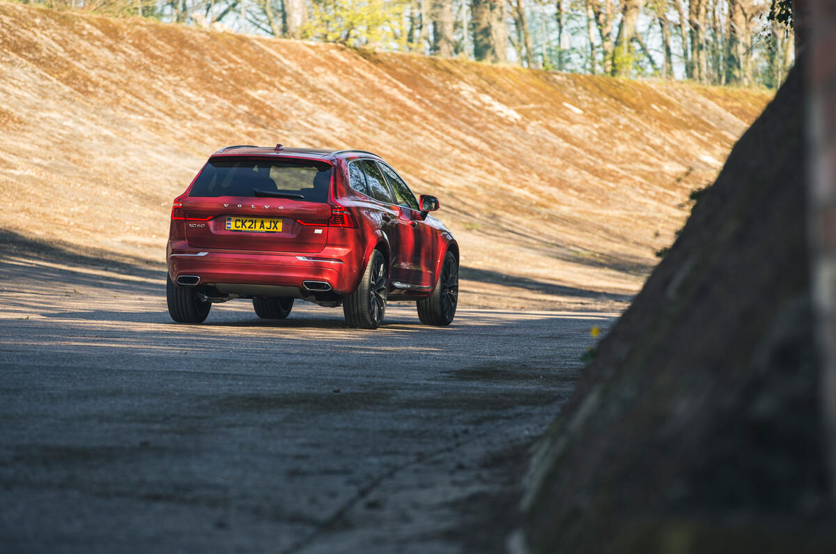 19 Volvo XC60 Recharge 2021 LT tracking rear