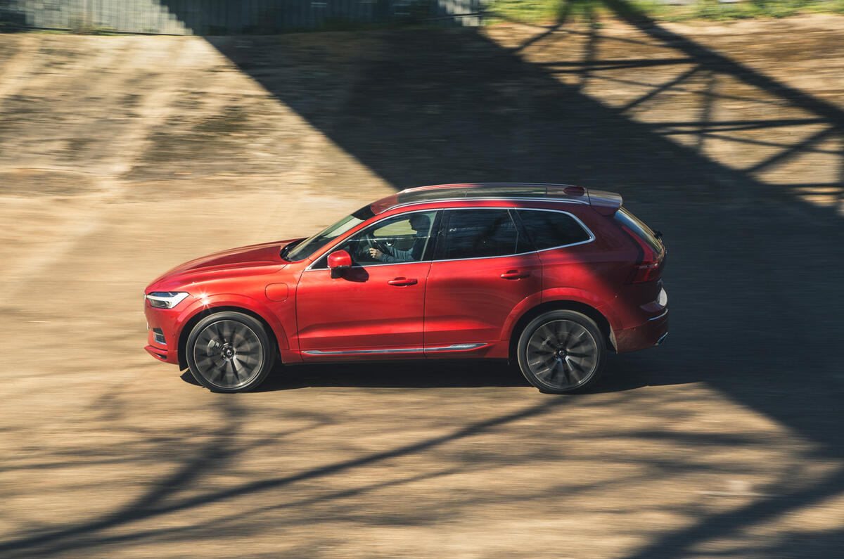 2 Volvo XC60 Recharge 2021 LT hero side