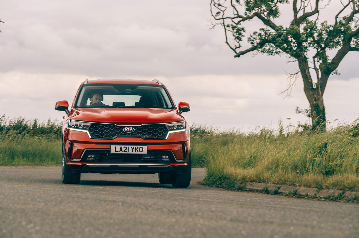 21 Kia Sorento PHEV 2021 long term cornering front 21 Kia Sorento PHEV 2021 long term cornering front