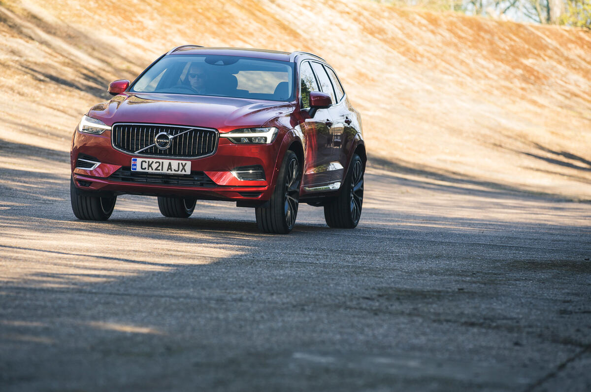 23 Volvo XC60 Recharge 2021 LT driving