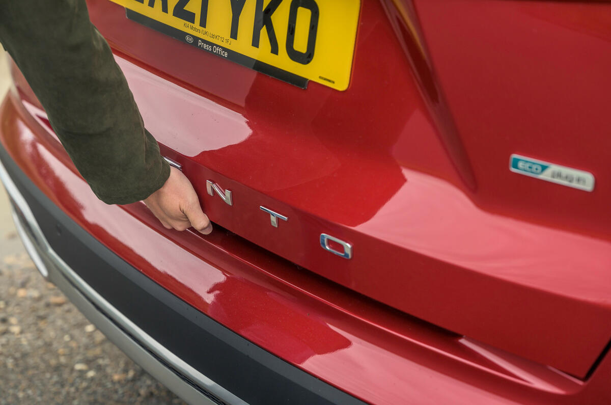 24 Kia Sorento PHEV 2021 long term boot open 24 Kia Sorento PHEV 2021 long term boot open