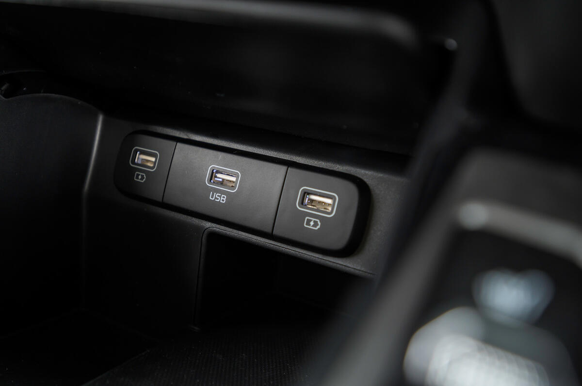 25 Kia Sorento PHEV 2021 long term USB ports 25 Kia Sorento PHEV 2021 long term USB ports
