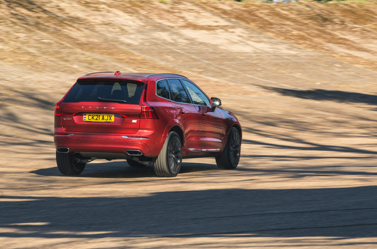 3 Volvo XC60 Recharge 2021 LT hero rear