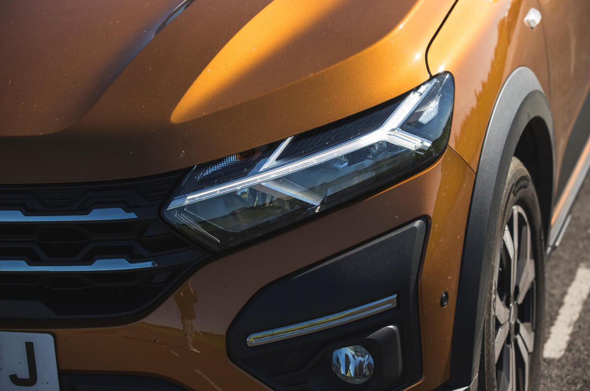 4 Dacia Sandero Stepway 2021 LT headlights
