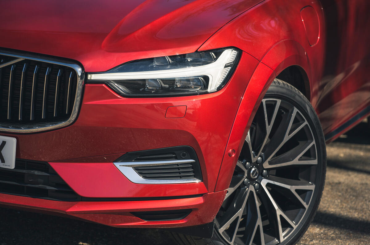 5 Volvo XC60 Recharge 2021 LT headlights