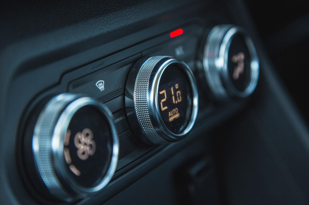 8 Dacia Sandero Stepway 2021 LT climate controls