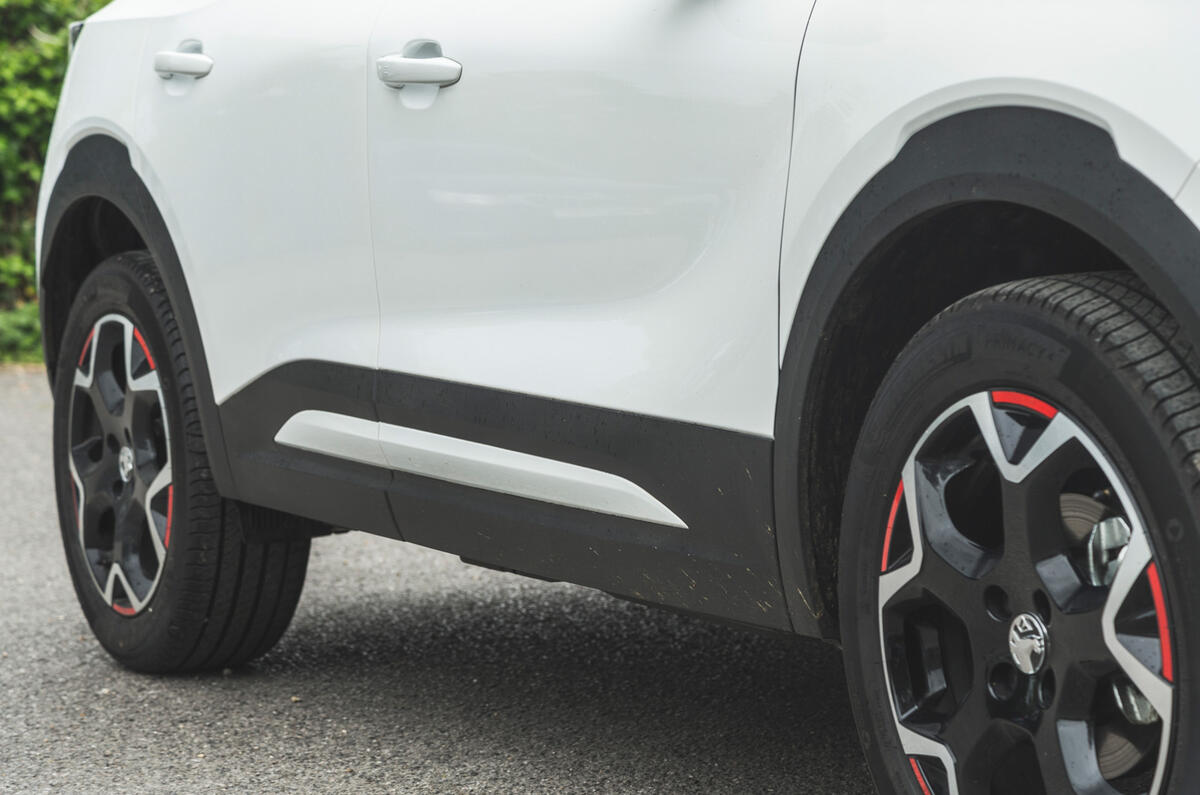 8 Vauxhall Mokka 2021 long term side skirts 8 Vauxhall Mokka 2021 long term side skirts