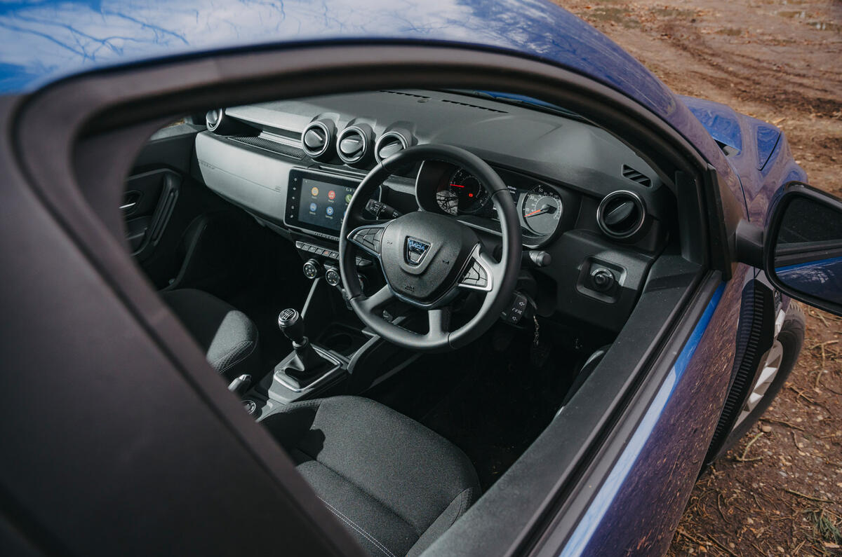 90 Dacia Duster 2022 long term handover cabin