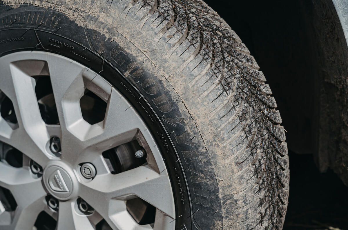 92 Dacia Duster 2022 long term handover tyres