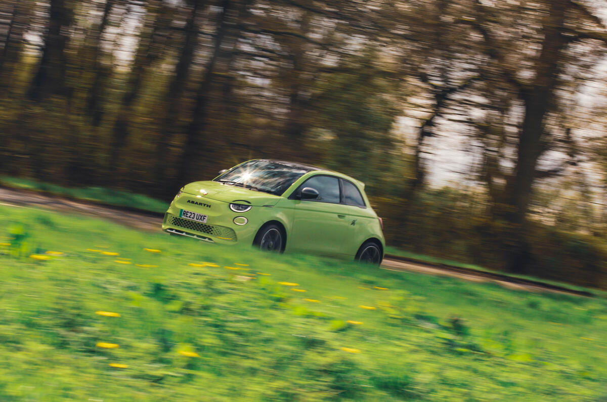 abarth 500e  front distance abarth 500e  front distance