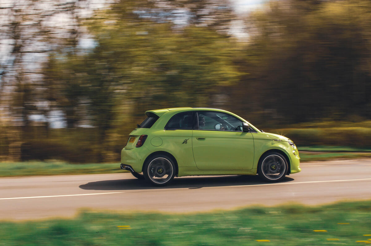 abarth 500e side abarth 500e side