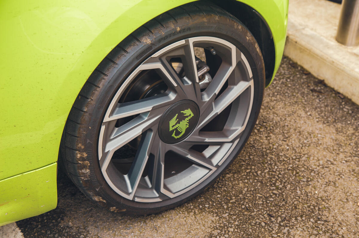 abarth 500e  wheel closeup abarth 500e  wheel closeup