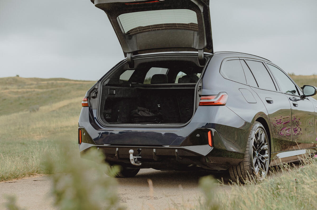 BMW i5 Touring boot open 2 BMW i5 Touring boot open 2