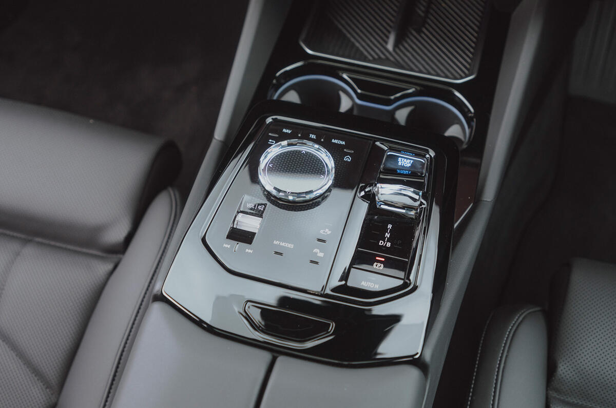 BMW i5 Touring centre console BMW i5 Touring centre console