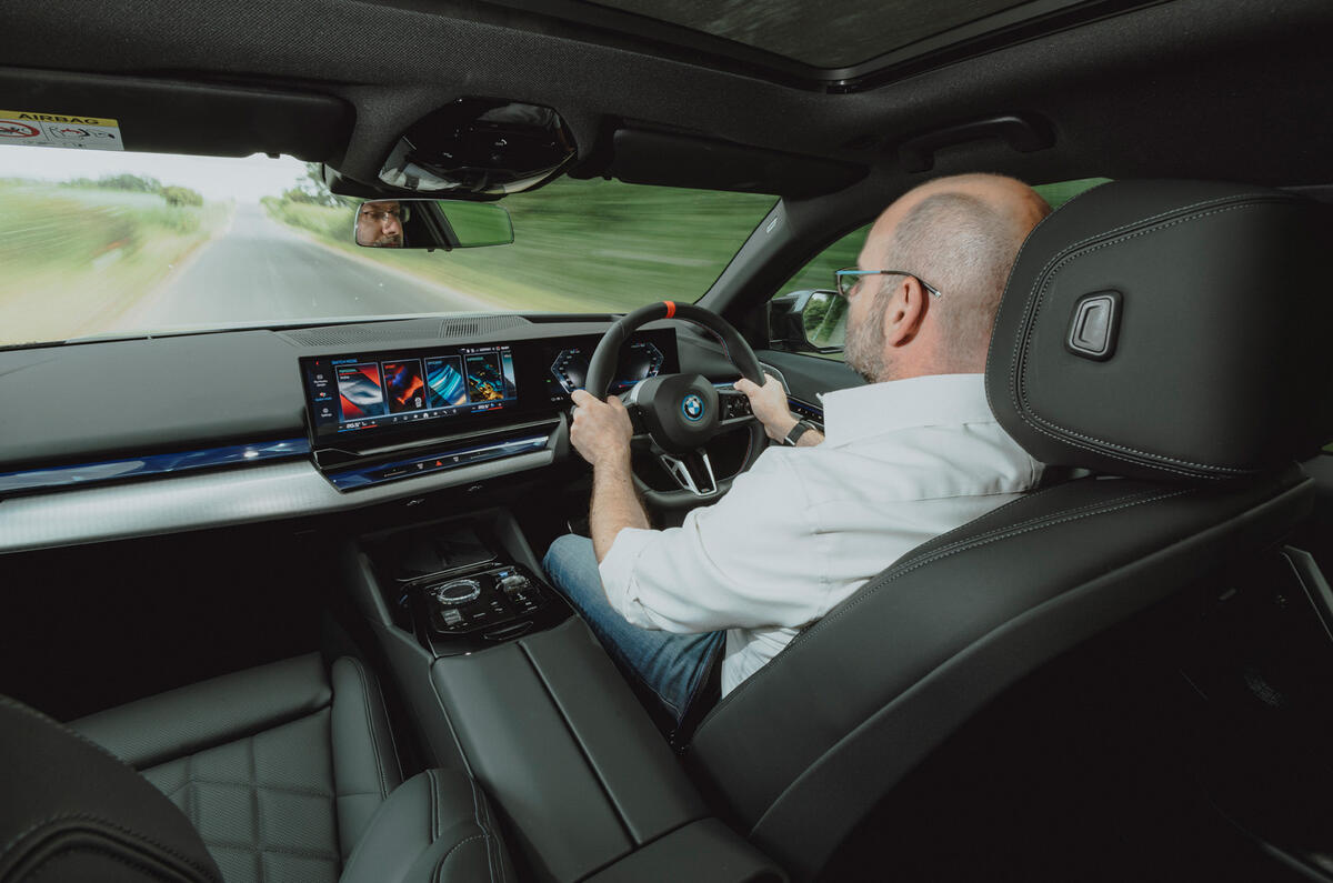 BMW i5 Touring over the shoulder BMW i5 Touring over the shoulder
