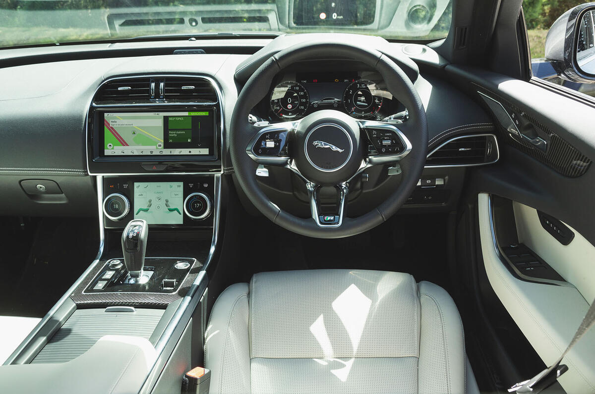 Jaguar XE 2020 facelift - dashboard