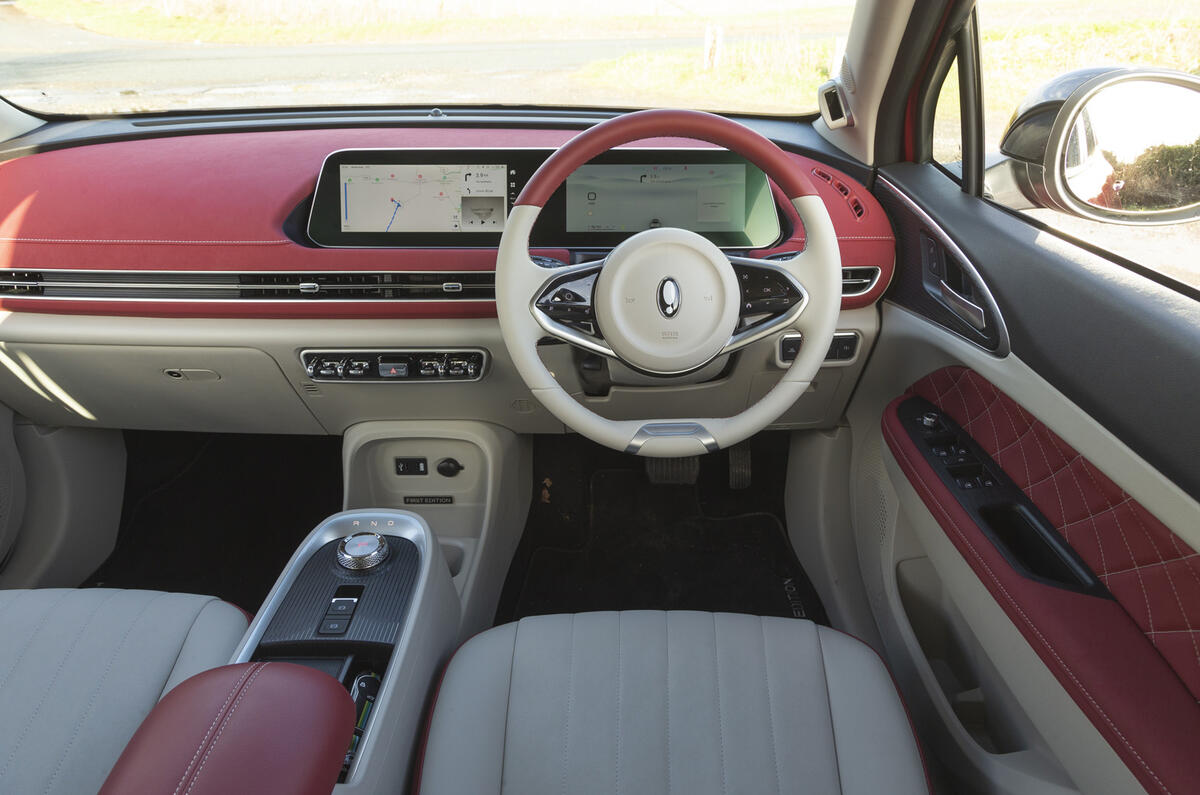 Ora Funky Cat LT interior front Ora Funky Cat LT interior front