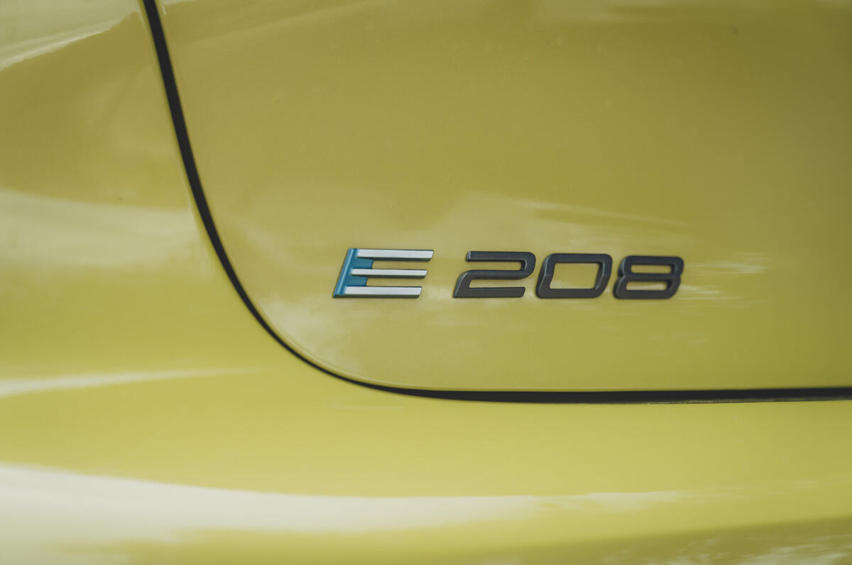 Pegueot e 208 badge 2 Pegueot e 208 badge 2