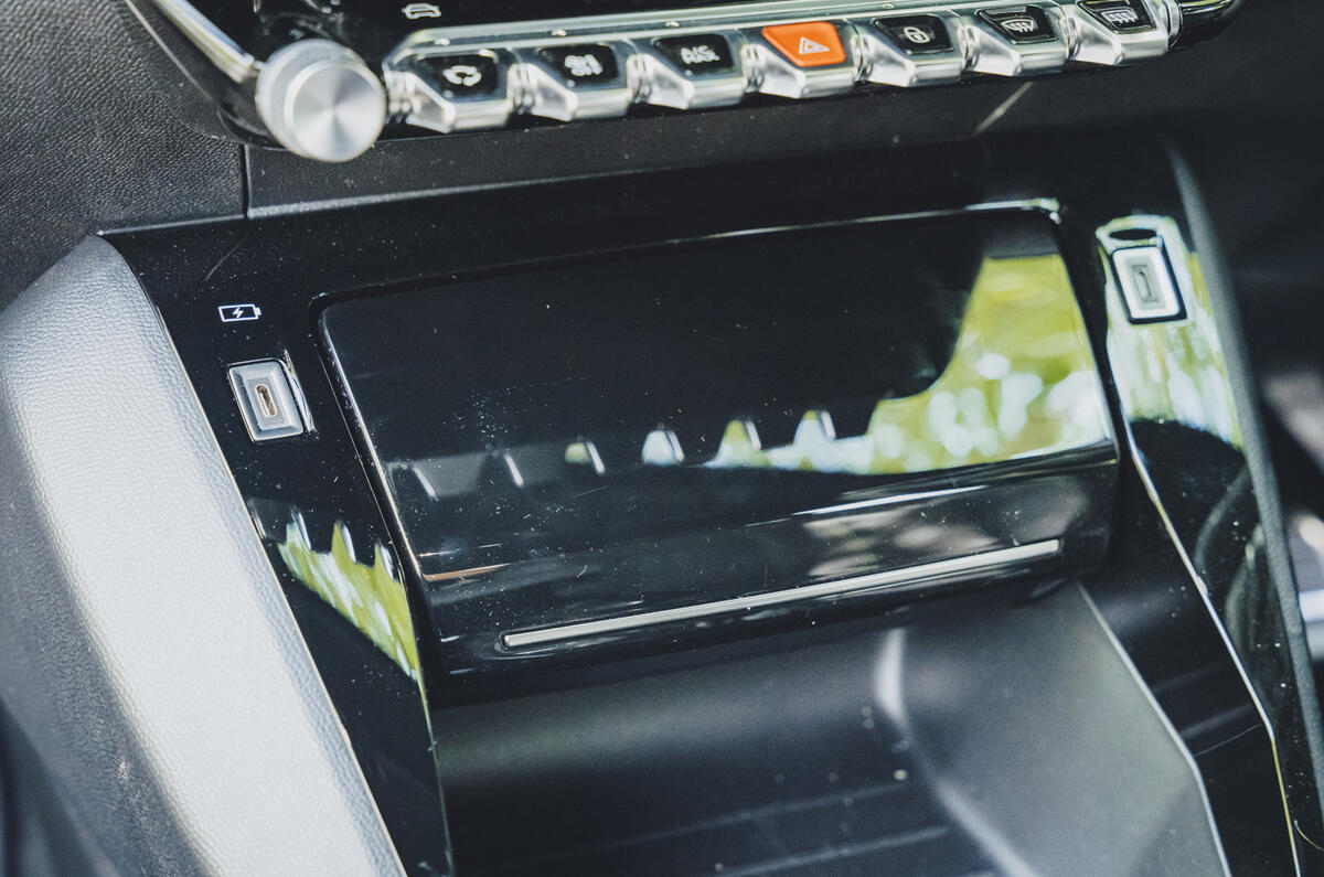 Peugeot e 208 charging pad Peugeot e 208 charging pad