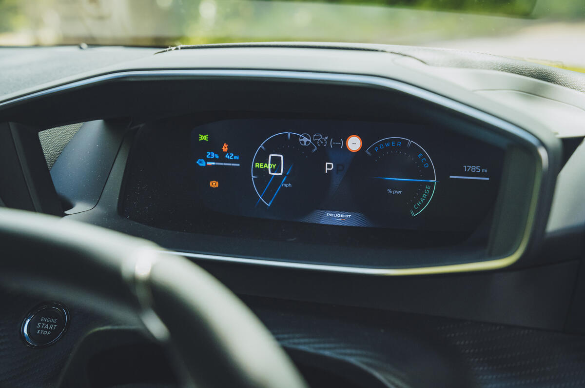 Peugeot e 208 digital display Peugeot e 208 digital display