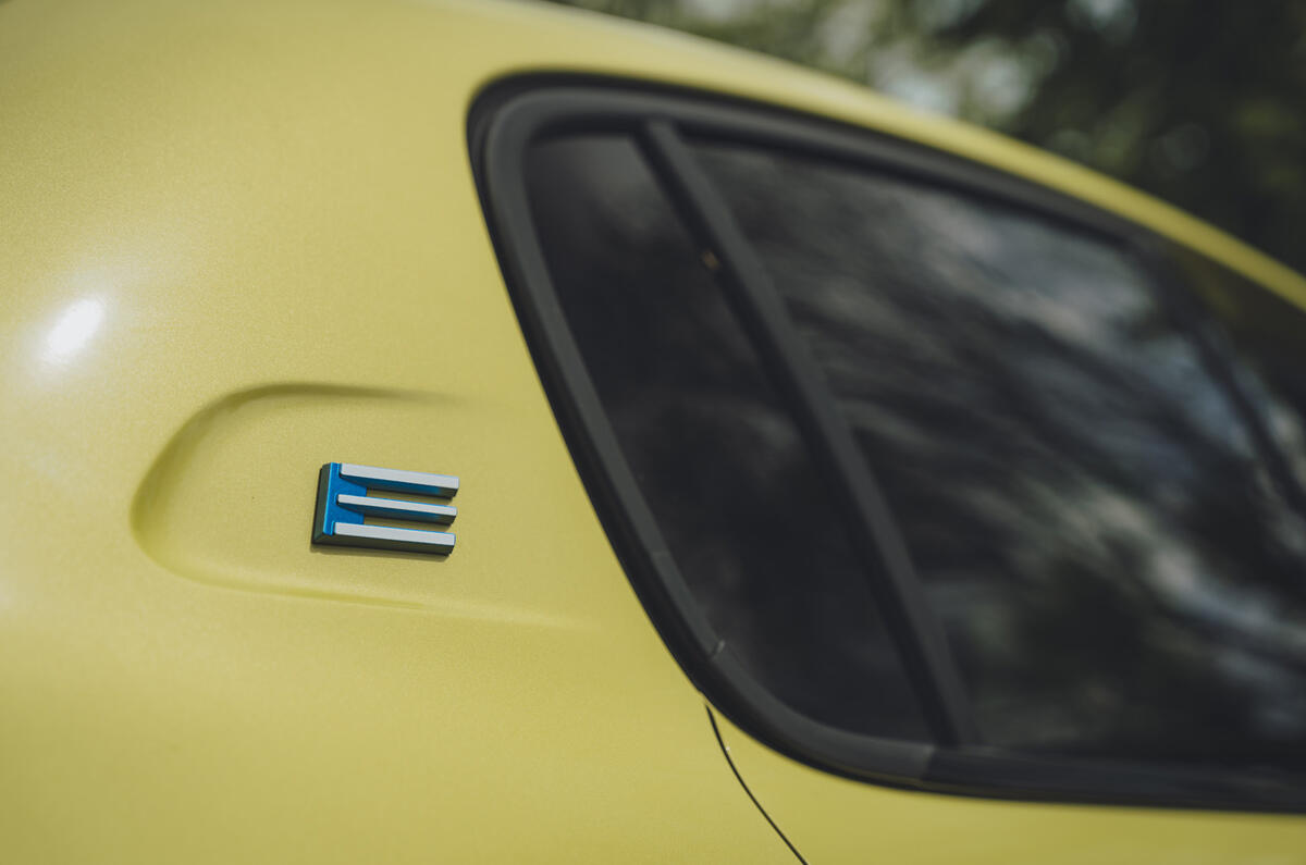 Peugeot e 208 e badge Peugeot e 208 e badge