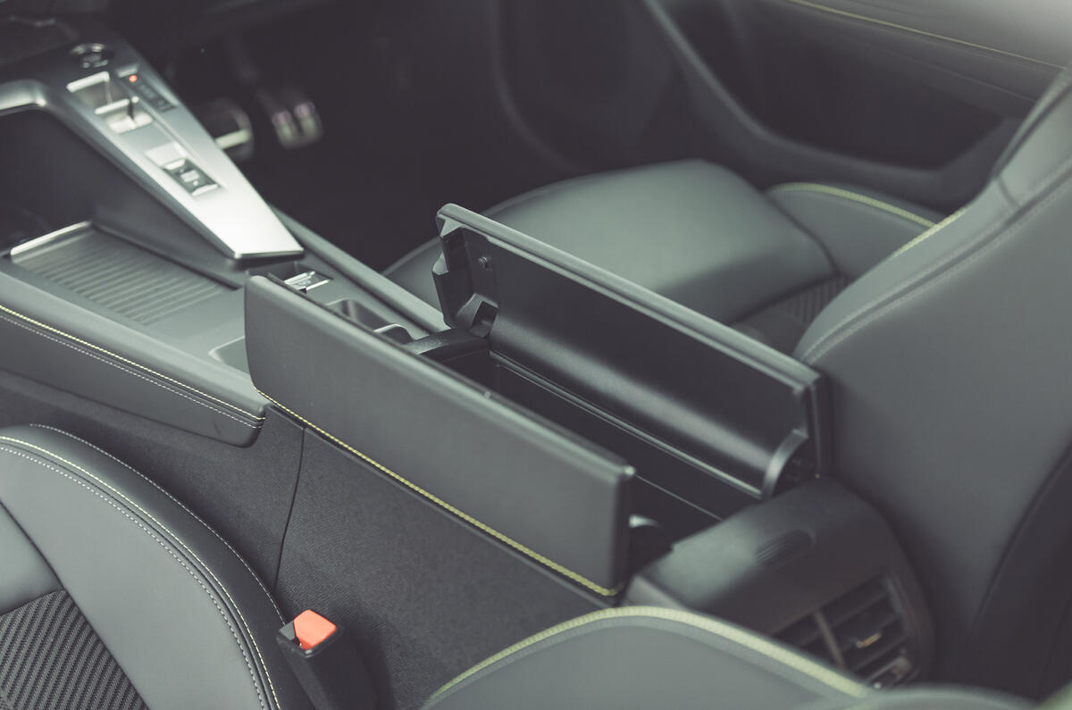 Peugeot e 308 long termer  central storage