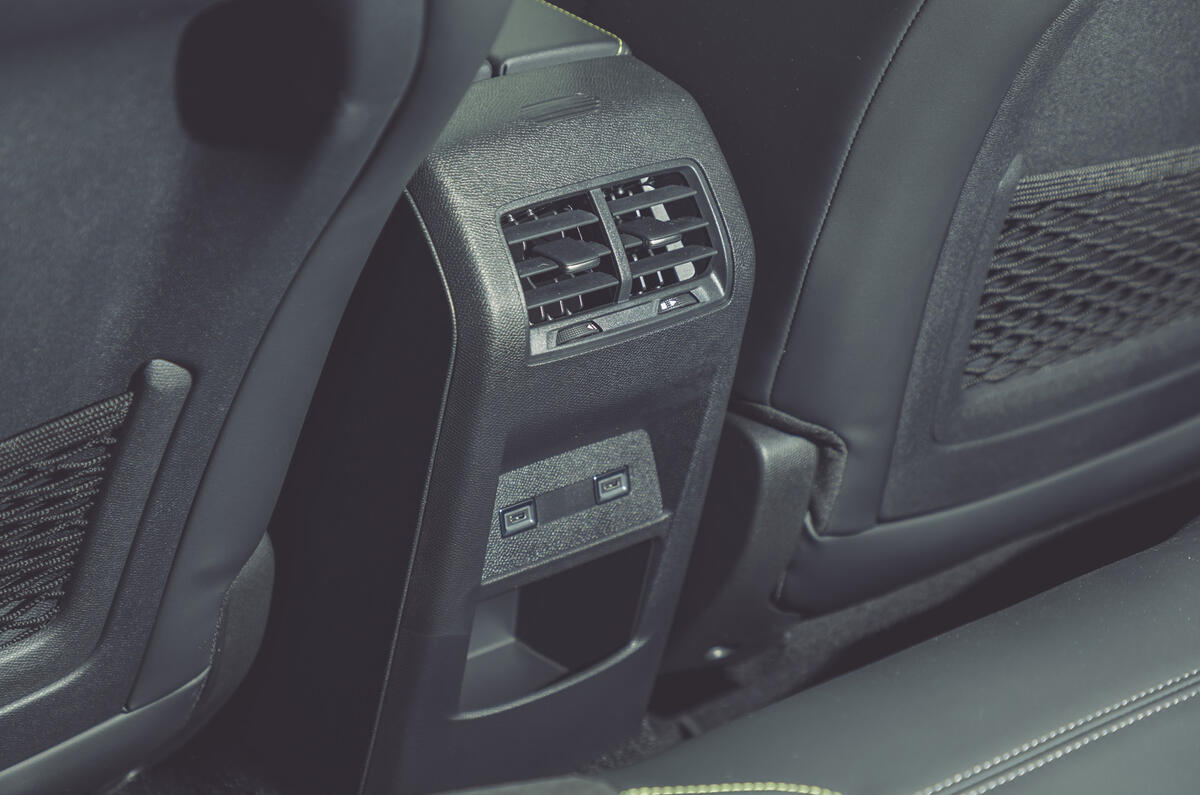 Peugeot e 308 long termer rear air vents