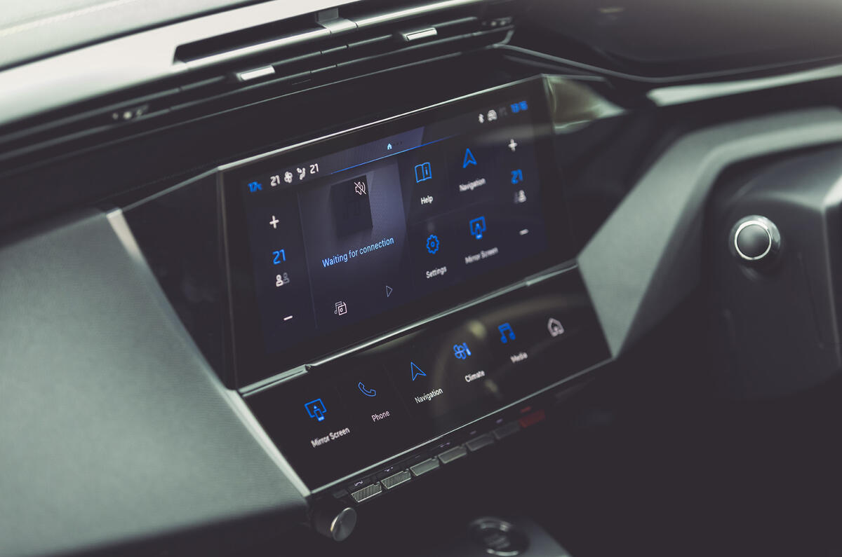 Peugeot e 308 long termer  touchscreen
