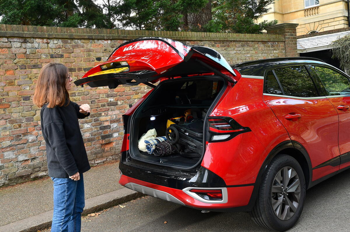 Red Sportage boot open Red Sportage boot open