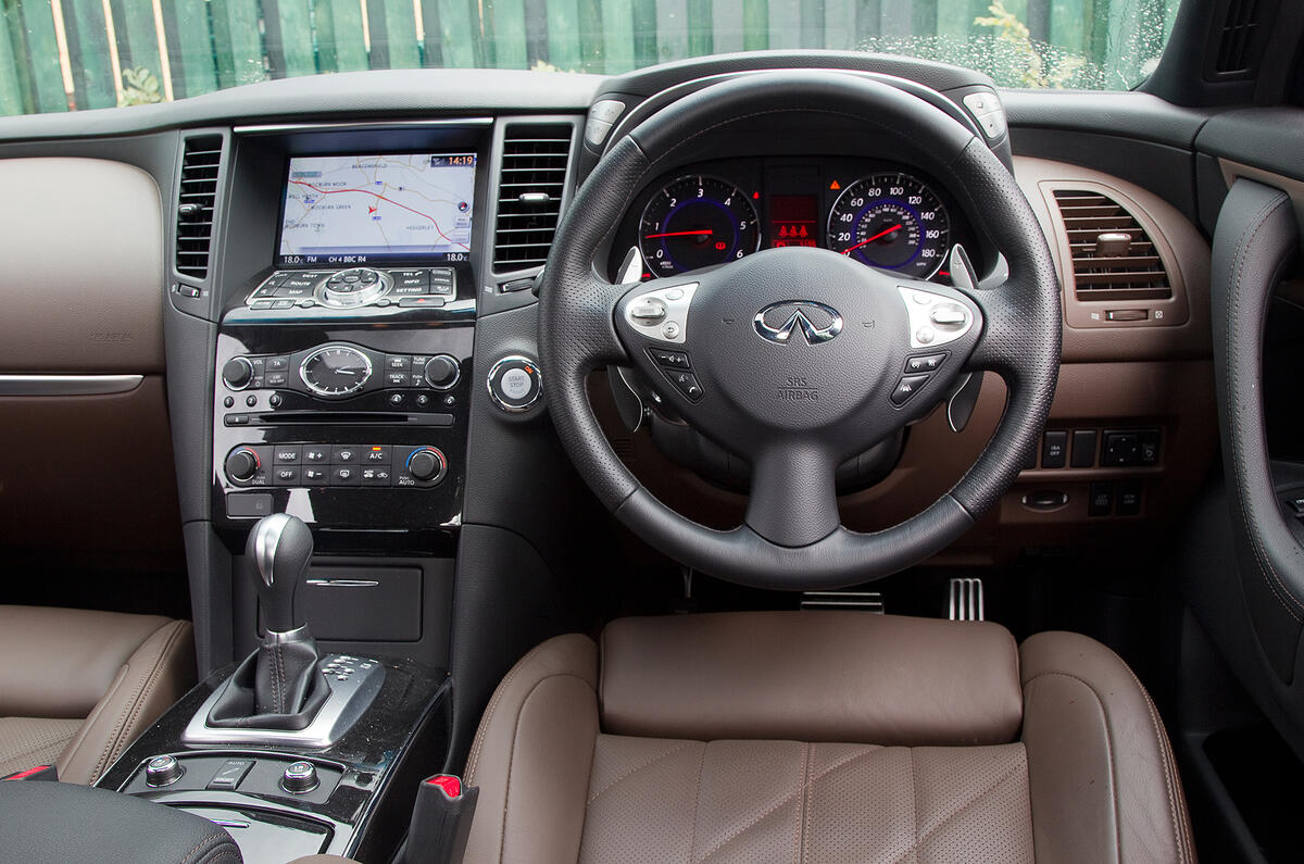 Some of the switchgear doesn’t have the quality feel that you’d hope for Infiniti FX dashboard