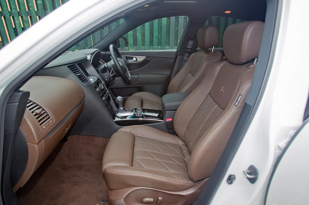 It’s easy to get comfortable in driver’s seat thanks to 14-way electric adjustment Infiniti FX front seats