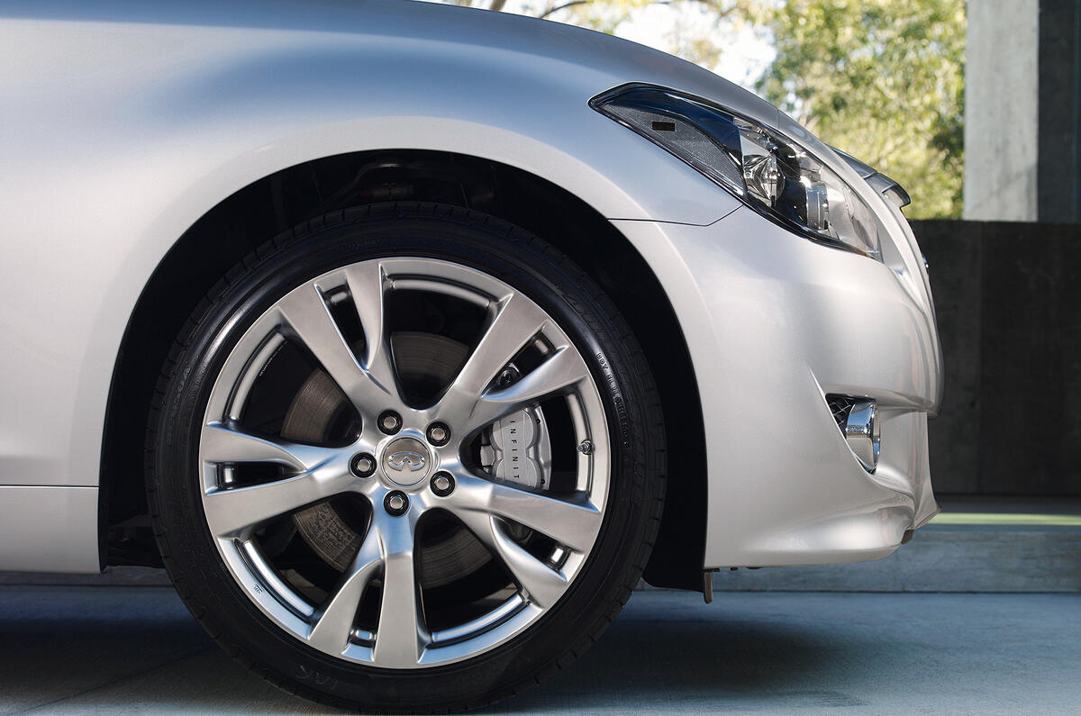 no title Infiniti M hybrid in 2011