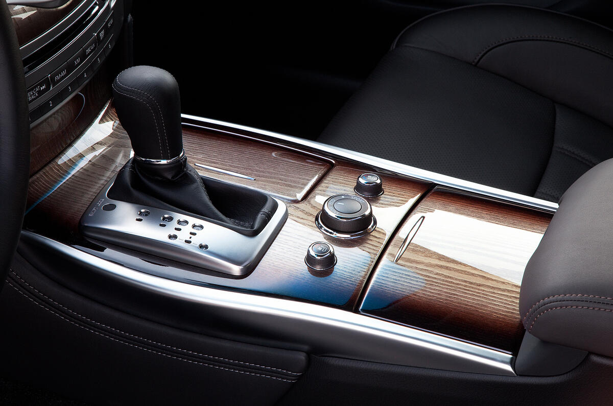 no title Infiniti M hybrid in 2011