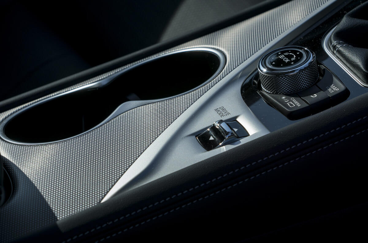 Infiniti Q50 centre console