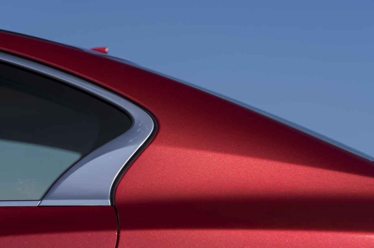 Infiniti Q50 rear window design