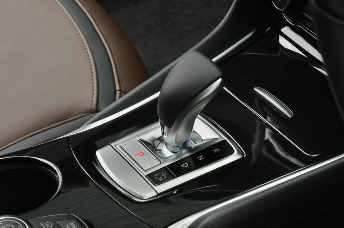 Infiniti QX30 automatic gearbox