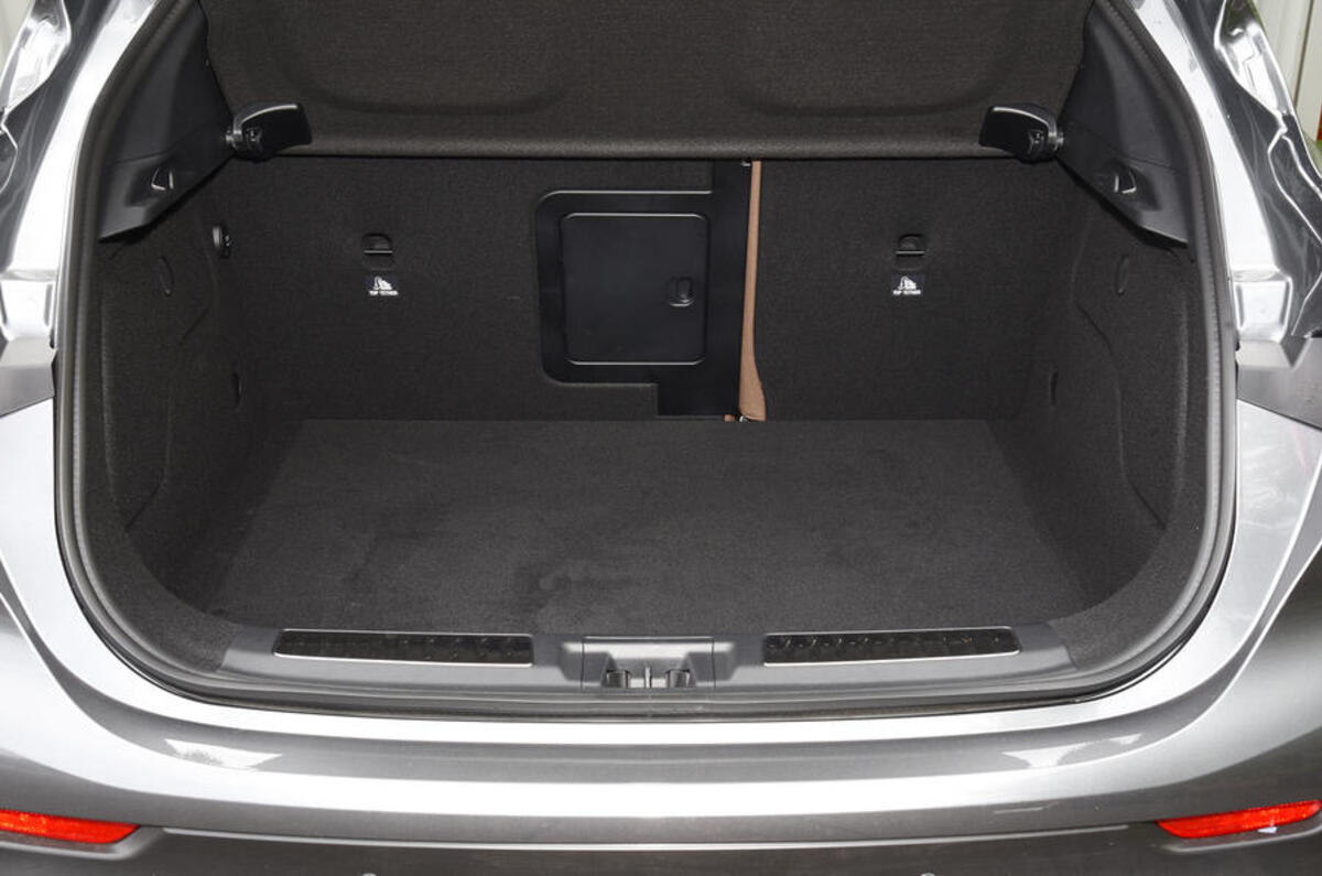 Infiniti QX30 boot space
