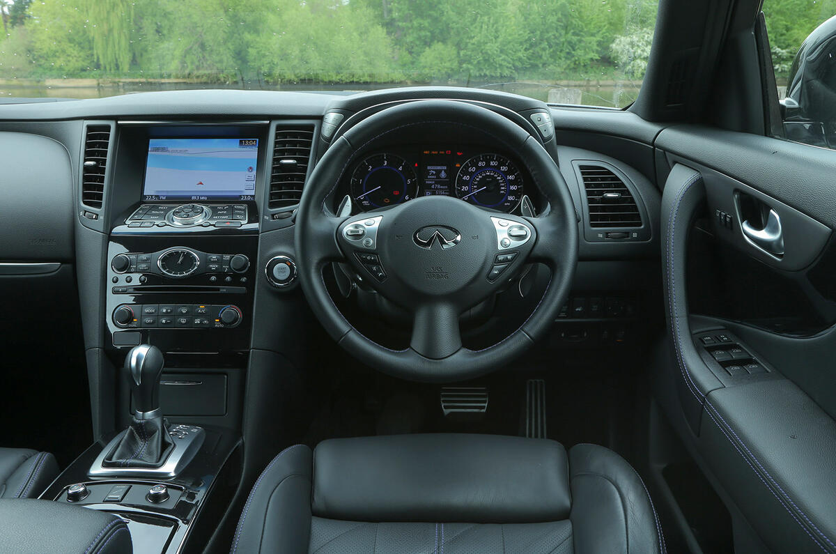 Infiniti QX70 dashboard