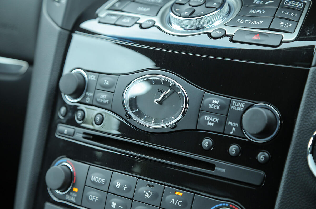 Infiniti QX70 centre console