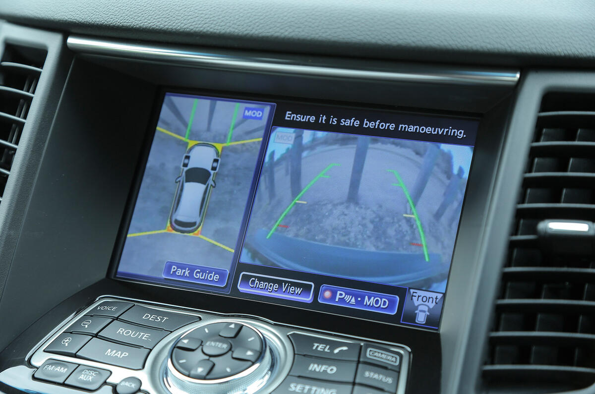 Infiniti QX70 reversing camera