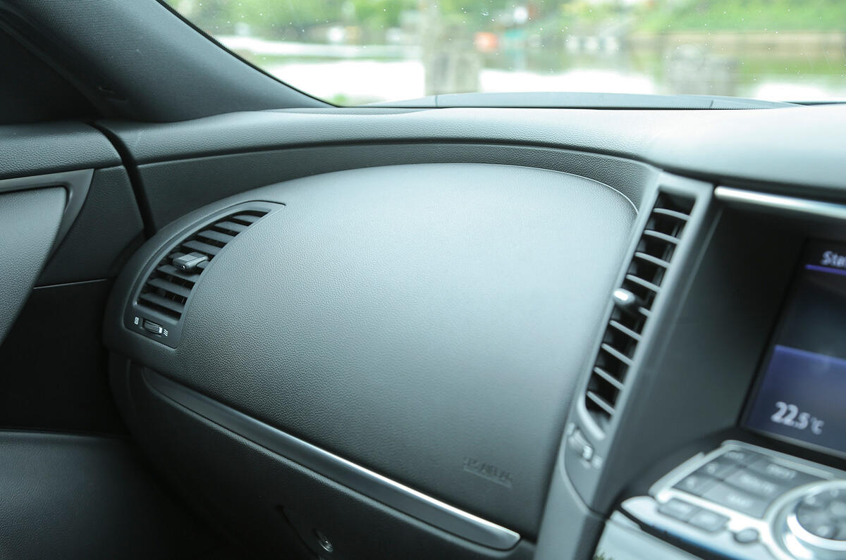 Infiniti QX70 glovebox