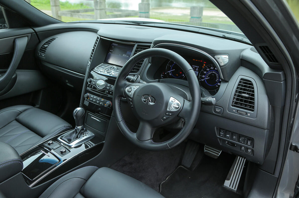 Infiniti QX70 interior