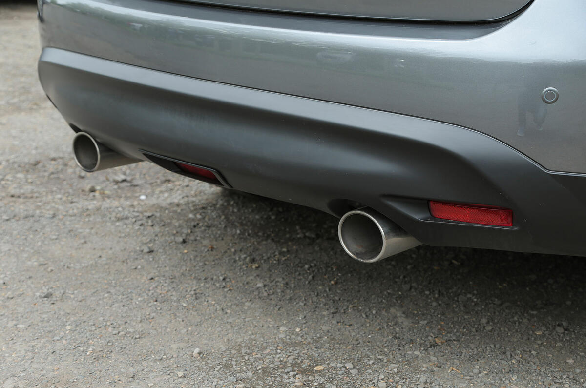 Infiniti QX70 twin exhaust system