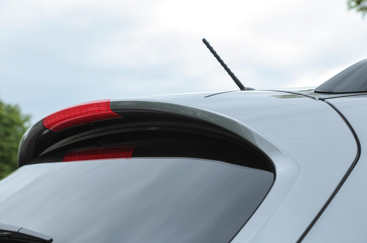 Infiniti QX70 roof spoiler