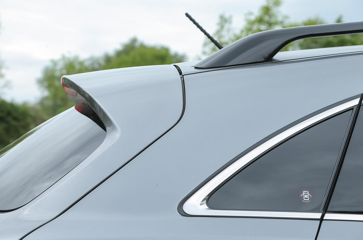 Infiniti QX70 rear window